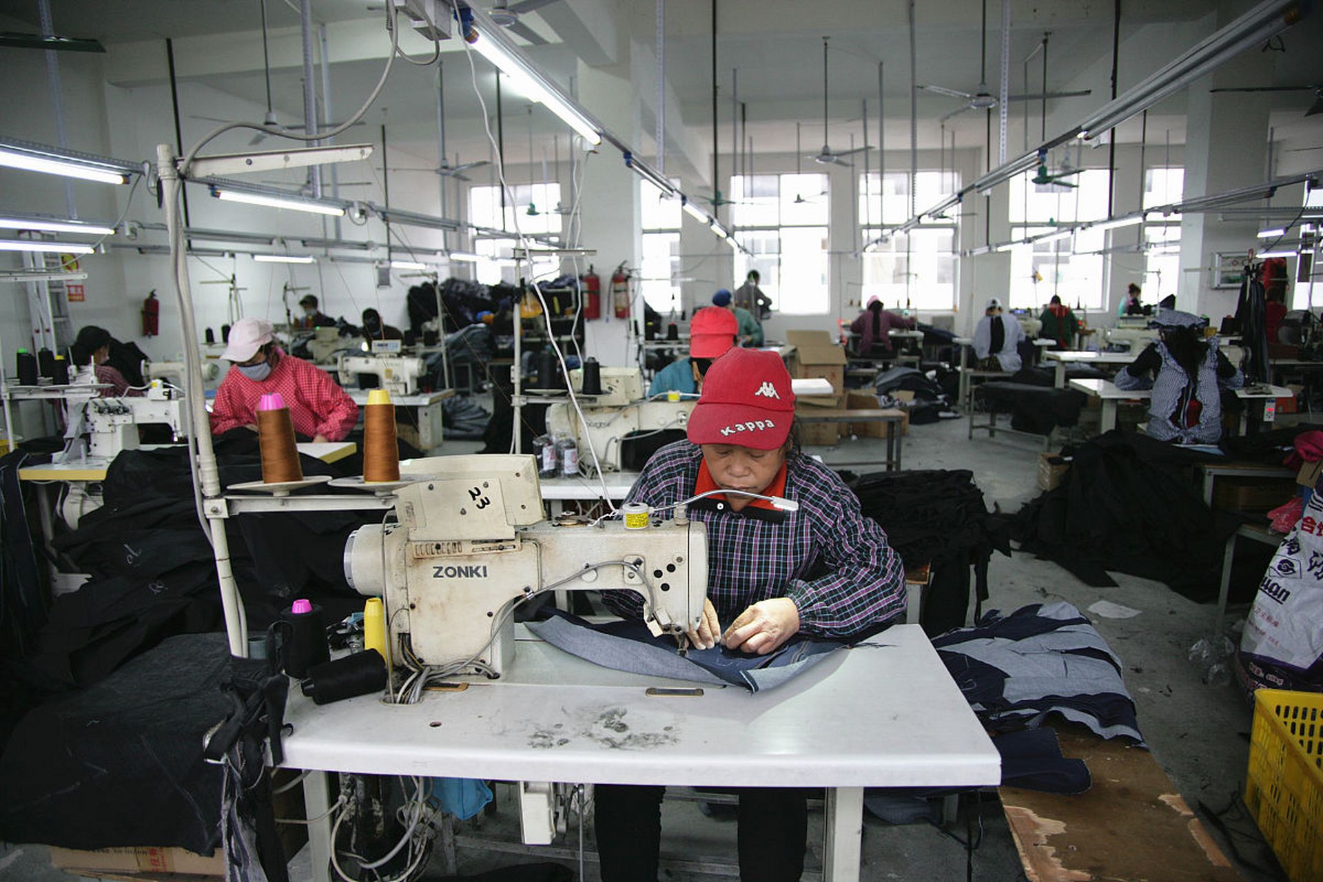 服裝加工廠忙活一年,結(jié)果品牌方跑路,這種事情確實(shí)讓人欲哭無(wú)淚.為了